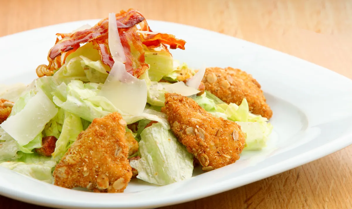 Video prikaz restoranskog jela sa fokusom na teksturu i serviranje